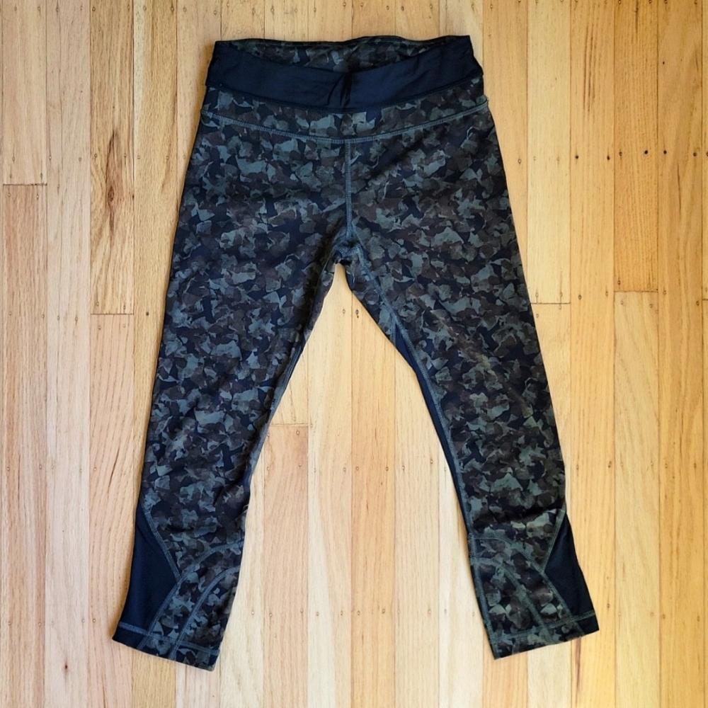 Lululemon camouflage size 6 workout pants. - Picture 2 of 3